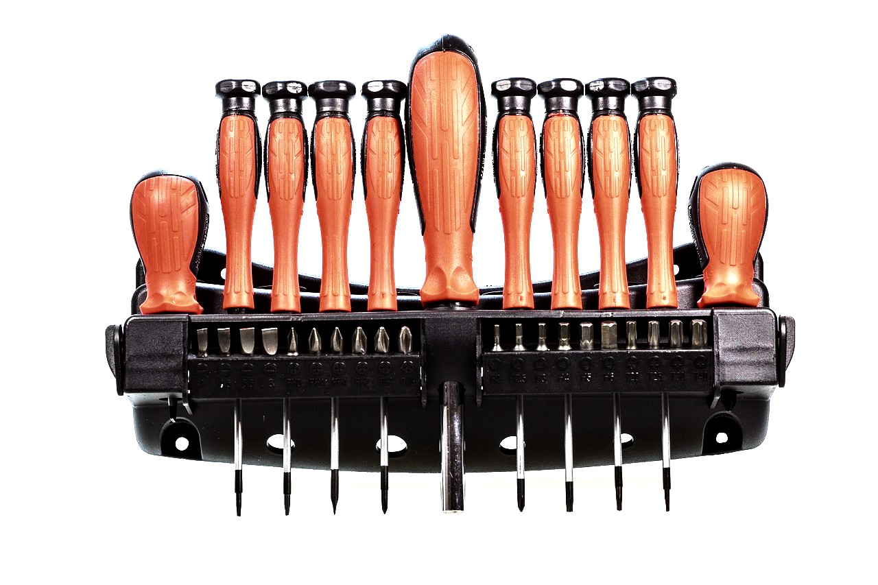 10 Essential Tools to Carry on Your Boat